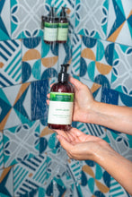 Cargar imagen en el visor de la galería, Botellas Pet Recargables con Dispenser para Amenidades y Suministros Hoteleros y Hospitalidad, etiqueta apta para regadera