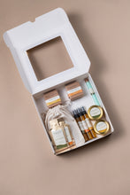 Cargar imagen en el visor de la galería, Kit premium de cuidado personal con 21 productos clean beauty para regalos corporativos de hospitalidad
