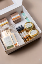 Cargar imagen en el visor de la galería, Kit premium de cuidado personal con 21 productos clean beauty para regalos corporativos de hospitalidad