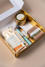Cargar imagen en el visor de la galería, Kit de viaje con 10 productos esenciales de cuidado personal (Shampoo, Crema, Gel Shower) y aromaterapia (Sales, Splash, Jabón, Vela). La solución perfecta de amenities de bienvenida para huéspedes. Venta B2B hospitalidad.