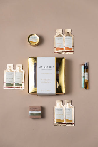 Kit de viaje con 10 productos esenciales de cuidado personal (Shampoo, Crema, Gel Shower) y aromaterapia (Sales, Splash, Jabón, Vela). La solución perfecta de amenities de bienvenida para huéspedes. Venta B2B hospitalidad.