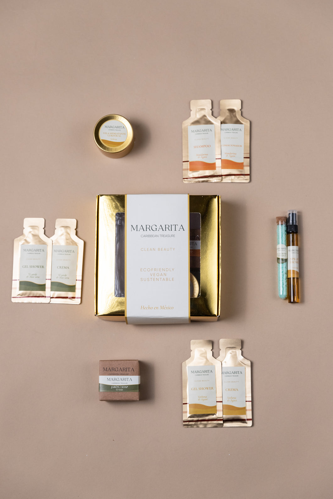 Kit de viaje con 10 productos esenciales de cuidado personal (Shampoo, Crema, Gel Shower) y aromaterapia (Sales, Splash, Jabón, Vela). La solución perfecta de amenities de bienvenida para huéspedes. Venta B2B hospitalidad.