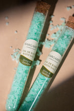 Cargar imagen en el visor de la galería, Sales de baño para Hoteleria y Spa de menta y eucalipto en frasco de vidrio de 40gr