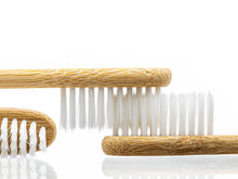 Cargar imagen en el visor de la galería, Kit Cepillo dental de Bambú + Cepillo corporal.