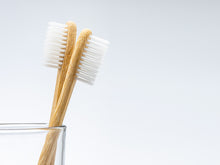Cargar imagen en el visor de la galería, Kit Cepillo dental de Bambú + Cepillo corporal.